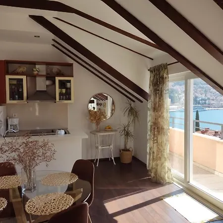 Attic Iris Appartement *