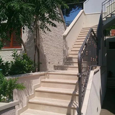 Attic Iris * דוברובניק