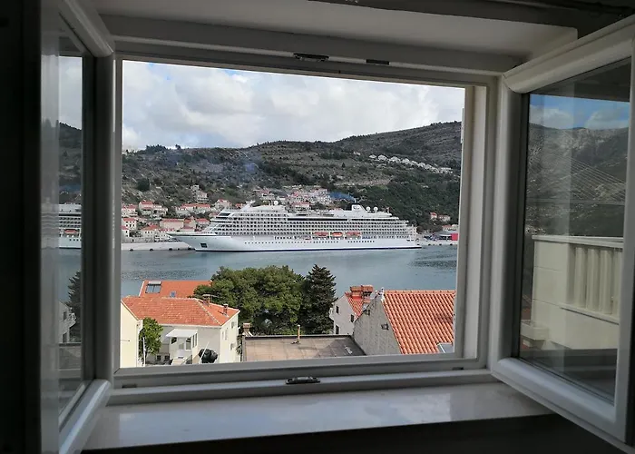 Attic Iris 아파트