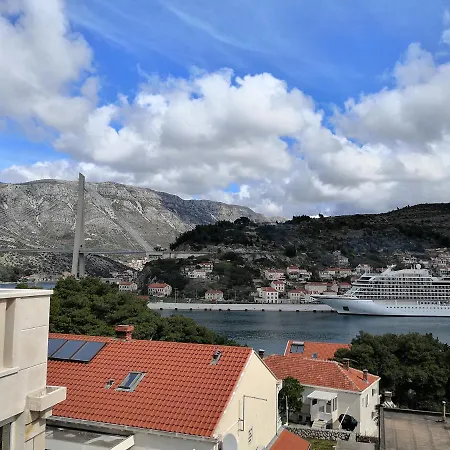 Attic Iris Lejlighed