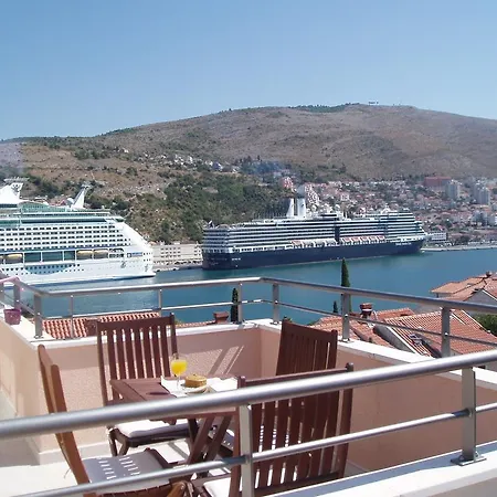 Attic Iris Lejlighed *