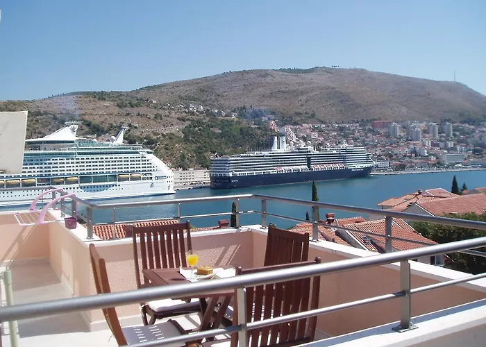 Attic Iris アパート *